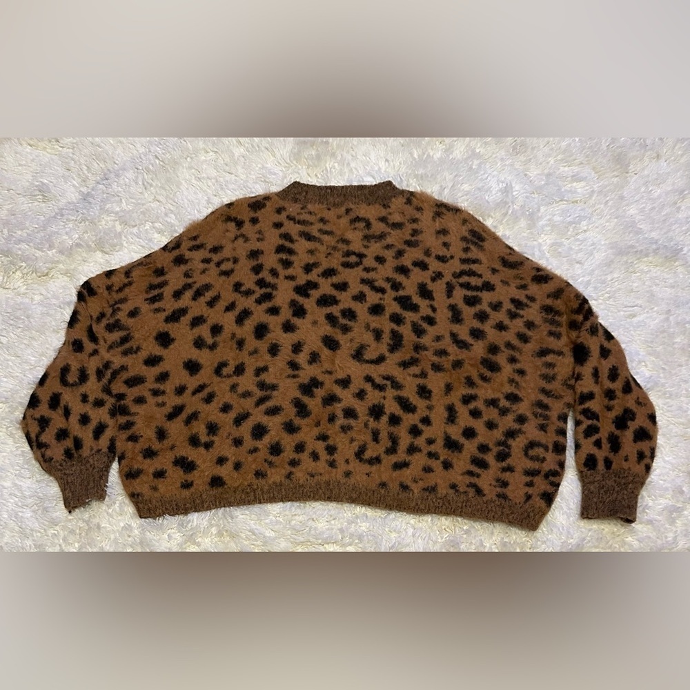 AndTheWhy Women’s Cheetah Print Sweater Size S/M EUC - Picture 5 of 5